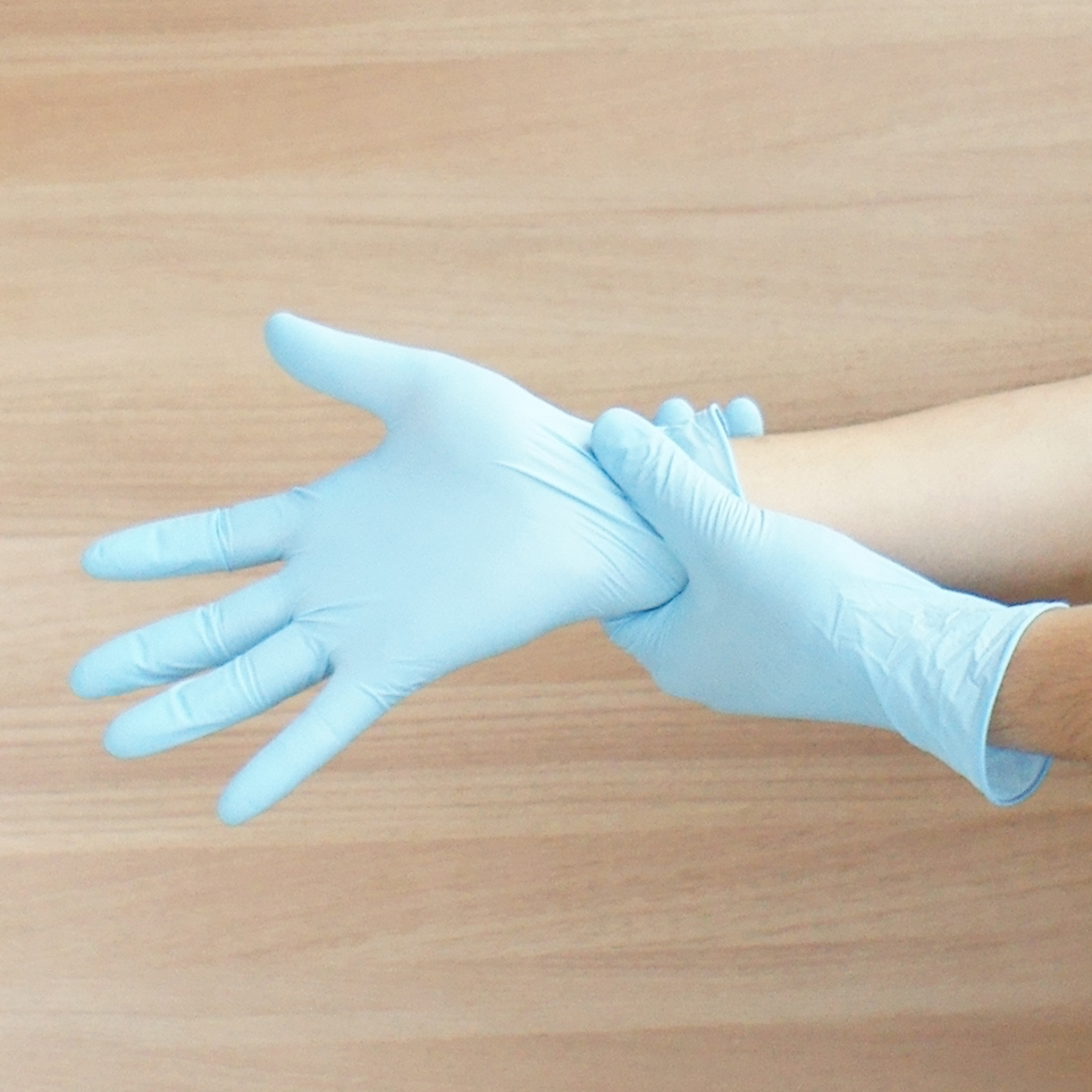 使い捨て手袋を装着するイメージ
